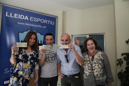 Aficionats del Lleida mostren l’entrada que van adquirir ahir per al partit a Sabadell.