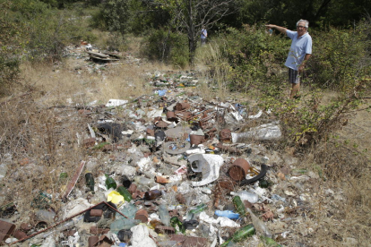 Toneladas de todo tipo de residuos se acumulan en un vertedero ilegal cerca de la urbanización.