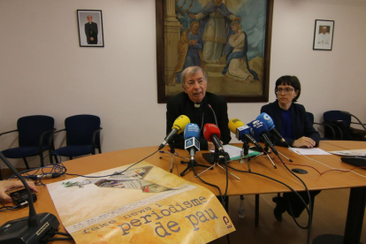 El bisbe, Salvador Giménez Valls, i la secretària, Marta Mas, ahir a la trobada amb els mitjans.