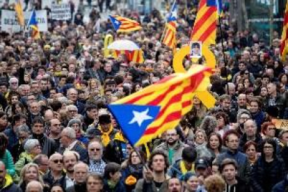 Una manifestació independentista recorre el centre de Barcelona contra la detenció de Puigdemont