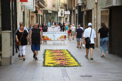 Más de setenta personas confeccionaron diecisiete alfombras de flores y aserraduras coloridas que decoraron el Eix Comercial.