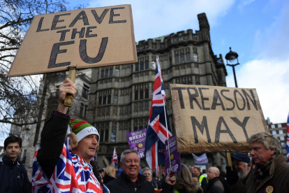 Manifestantes a favor del Brexit, ayer por las calles de Londres. 