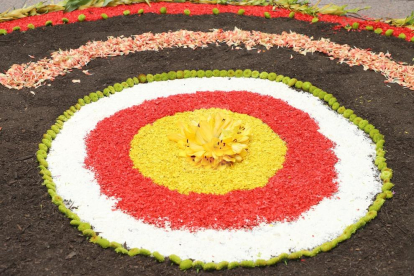 Más de setenta personas confeccionaron diecisiete alfombras de flores y aserraduras coloridas que decoraron el Eix Comercial.