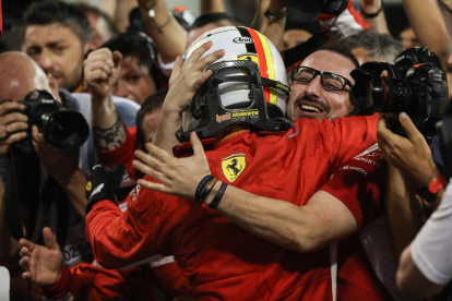 Sebastian Vettel celebra el triomf al circuit de Bahrain amb un dels seus mecànics ahir després de la carrera.