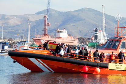 Un vaixell de Salvament Marítim amb els immigrants rescatats.