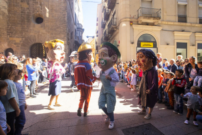 Seguici de les Festes de la Tardor amb Lo Marraco, el Ball de Diables, l'Àliga de la ciutat, Ball de Valencians, Ball de Bastons, Moixiganga, Ball de Moros i Cristians, Ball de Cavallets, Gegants i Capgrossos.