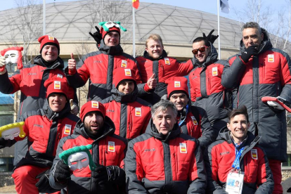 Algunos de los españoles, con Martí Vigo en el centro de la imagen, ayer en la villa olímpica.