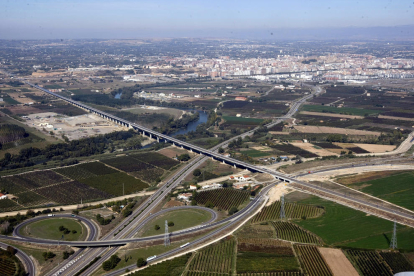 Vista aèria de l’Horta de Lleida, amb el viaducte de l’AVE de Rufea en primer pla.