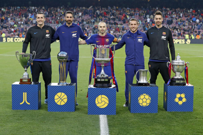Los capitanes de las secciones del club presentaron ayer los cinco títulos de Copa de esta temporada.
