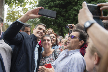 El presidente del Gobierno central, Pedro Sánchez, ayer, con socialistas asturianos en Oviedo.