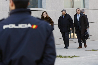 L'expresident de Catalunya Caixa, al centre de la imatge, aquest dimarts a la seua arribada a l'Audiència Nacional.