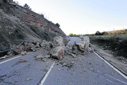 Las rocas que cortaron el paso en la LV-2014 entre Maldà y L’Espluga Calba.