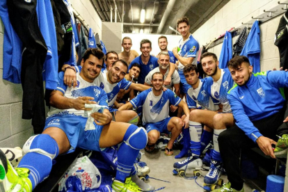 Los jugadores del Lleida Llista celebran en el vestuario la victoria y el liderato.