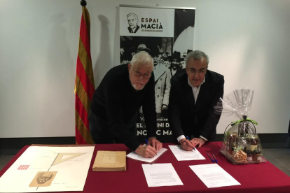 Bellmunt y Mir durante la firma del protocolo de donación.