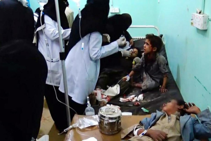 Fotograma de un vídeo del Movimiento Hutí en el que aparecen niños afectados siendo atendidos.