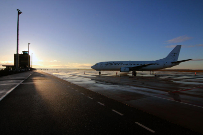 Primera aeronau procedent de Romania estacionada a Alguaire a la zona que pertany a Aeronpark.