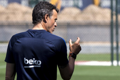 Luis Enrique, tècnic del Barça, donant instruccions durant l’entrenament d’ahir a la Ciutat Esportiva.