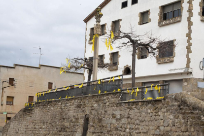 La localitat de Castellserà es va despertar ahir plena de llaços grocs en suport als presos.