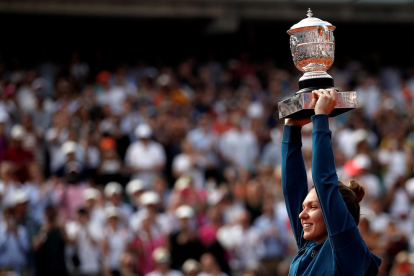 Simona Halep levanta el trofeo de campeona de Roland Garros.