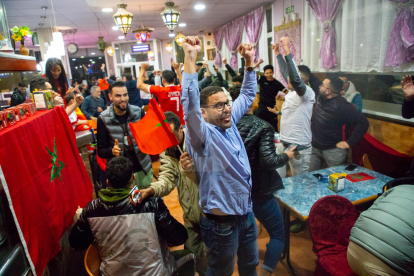 Centenars de marroquins celebren a Lleida la victòria