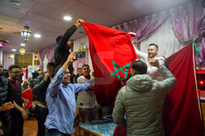Cientos de marroquíes celebran en Lleida la victoria