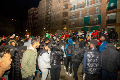 Cientos de marroquíes celebran en Lleida la victoria