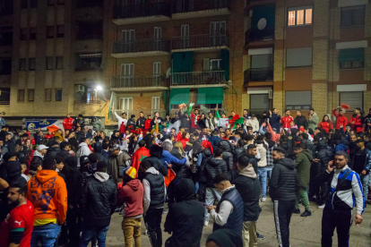 Centenars de marroquins celebren a Lleida la victòria