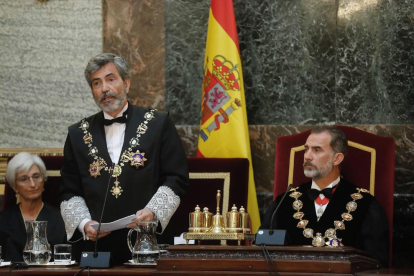 El rey Felipe VI, junto a la fiscal general del Estado, María José Segarra, durante el discurso del presidente del Tribunal Supremo y del Consejo General del Poder Judicial, Carlos Lesmes (centro), en la ceremonia de apertura del Año Judicial.
