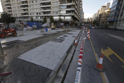 Estado de las obras del carril bici en avenida Catalunya, ayer. 