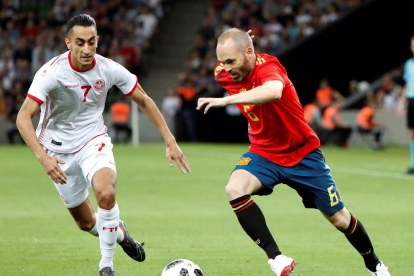  Andrés Iniesta conduce el balón ante la presión del jugador de Túnez, Saif-Eddine Khaoui.