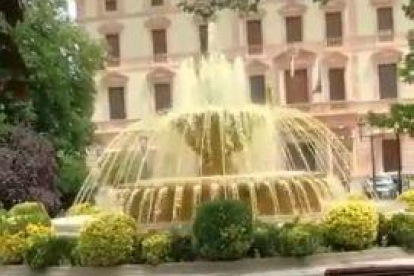 L'aigua L'aigua de la font de la plaça de la Pau, tenyida de grocde la font de la plaça de la Pau, tenyida de groc