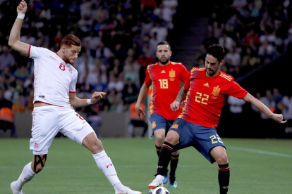 Andrés Iniesta porta la pilota davant de la pressió del jugador de Tunísia, Saif-Eddine Khaoui.