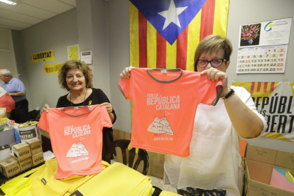 Las dos últimas camisetas que quedaban ayer por la tarde en la sede de la ANC de Lleida.