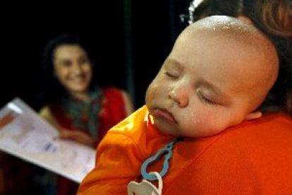 Els nadons que mengen sòlids de complir els sis mesos tenen menys problemes per dormir