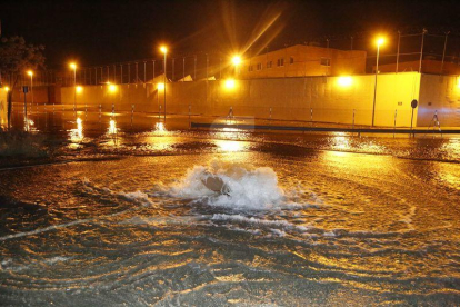 Imatge de la inundació al carrer Til·lers al costat de la presó a la ciutat de Lleida.