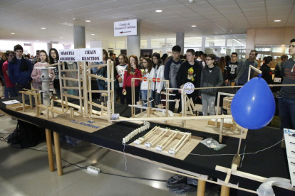 Una maqueta hecha de madera que sigue una reacción en cadena, obra de alumnos del instituto Josep Lladonosa, fue la mayor atracción.