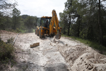 Les obres per instal·lar la conducció d’aigua de l’Espluga Calba al municipi de Senan.