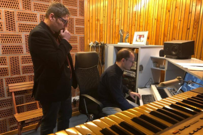 Óscar Fernández i Josep Maria Bossa, treballant a l'estudi.