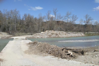 La grava i sediments en el pas de Tercui sobre el riu.