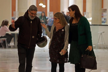 Les diputades de JxCat, Elsa Artadi (c) i Laura Borràs (d) parlen amb el diputat de la CUP, Carles Riera (i) als passadissos del Parlament