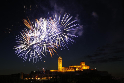 L’espectacle de focs artificials va tenyir de color i emoció el cel de Lleida, amb la Seu Vella al fons.
