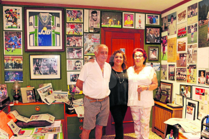 Los padres y la hermana han hecho en la habitación donde creció Robert un auténtico museo con fotos y recortes de prensa de él.