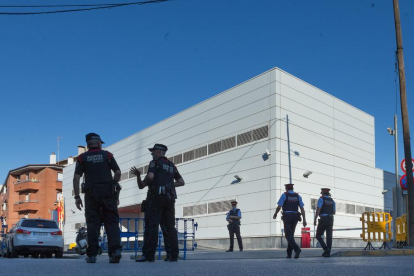 Efectivos policiales ante la fachada de la comisaría de Cornellà de Llobregat.