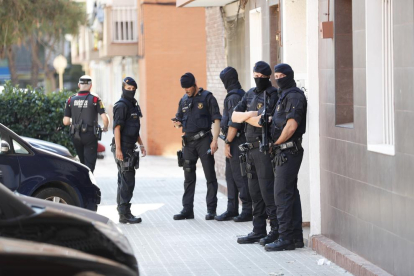 Agents dels Mossos d'Esquadra custodien l'edifici on vivia l'atacant.
