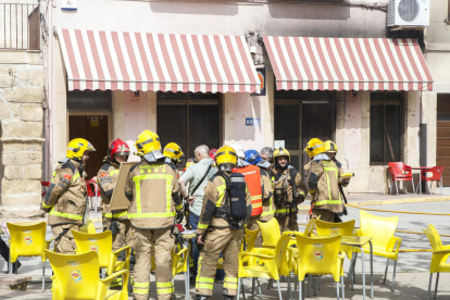 Efectius de bombers poc després de sufocar el foc al bar del centre de la localitat.