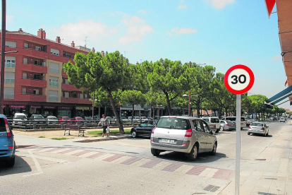 Imatge d’arxiu d’un senyal que limita la velocitat a 30 km/h a l’avinguda del Canal de Mollerussa.