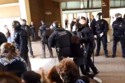 Els Mossos dEls Mossos desallotgen manifestants que superen el cordó policial en l'acte del Rei a Barcelonaesallotgen manifestants que superen el cordó policial en l'acte del Rei a Barcelona