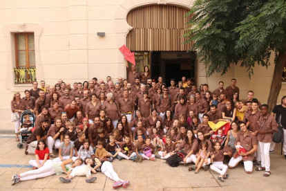 Fotografía de grupo de la colla castellera tras su actuación el pasado sábado durante los actos previstos para celebrar la fiesta mayor de Guissona. 