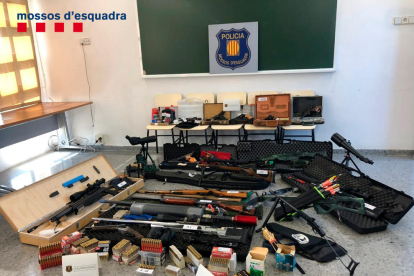 Imatge de l’arsenal que tenia el detingut per voler assassinar Pedro Sánchez.