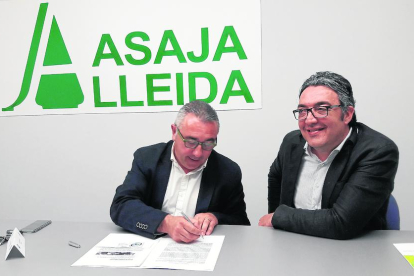 Moment de la firma de l’acord a la seu d’Asaja Lleida.